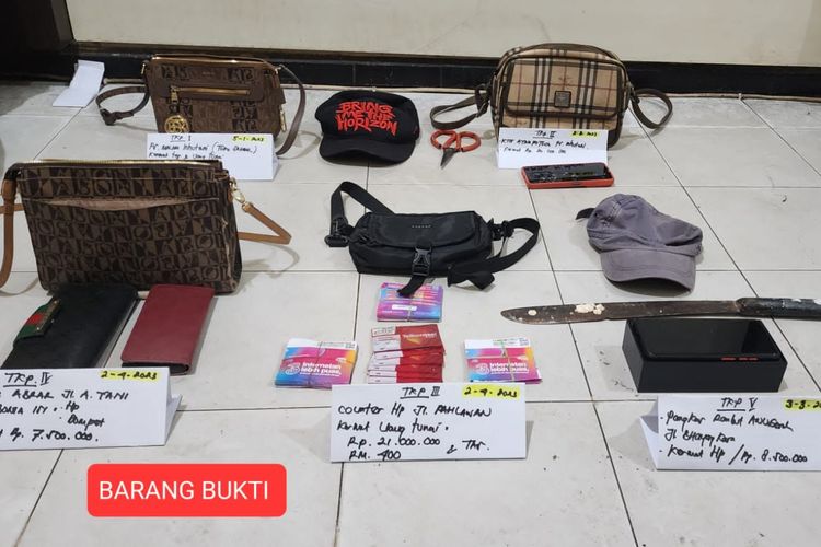 Barang bukti yang diamankan dari EN deportan di Nunukan Kaltara. Ditahan di Malaysia karena menjambret EN kembali melakukan kejahatan