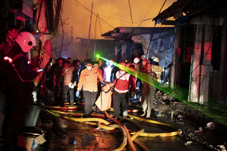 Petugas mengevakuasi jenazah korban kebakaran Depo Pertamina Plumpang di kawasan Jalan Koramil, Rawa Badak Selatan, Koja, Jakarta Utara, Jumat (3/3/2023).