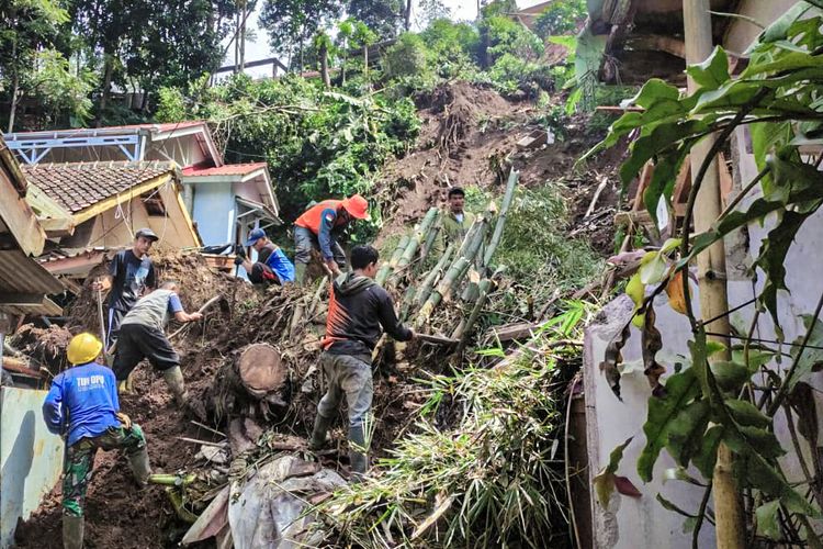 Dua orang warga Kampung Areng, RT 01 RW 11 Desa Wangunsari, Kecamatan Lembang, Kabupaten Bandung Barat (KBB), Jawa Barat diterjang bencana longsor pada Jumat (16/5/2025).