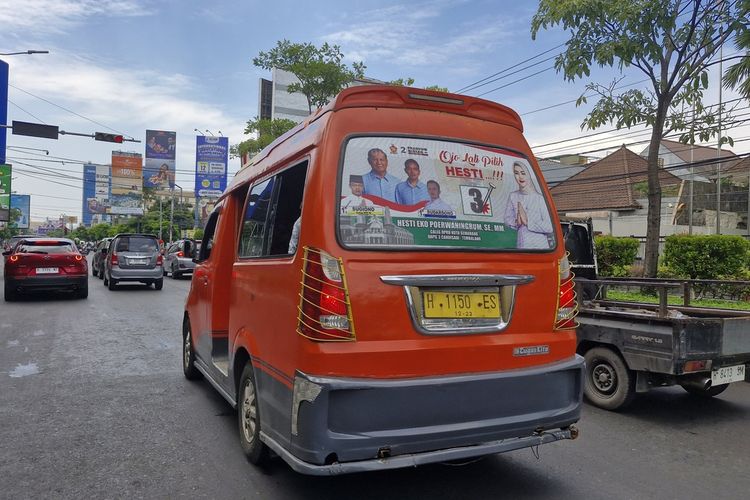 Stiker capres dan caleg masih banyak terpasang di angkutan umum di Semarang, Senin (8/1/2024).