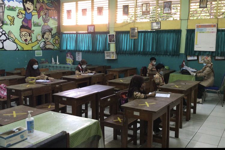 Puspita Sari, guru kelas 4 SDN 05 Jagakarsa sedang mengajar siswa di kelas pada Rabu (9/6/2021) pagi.
