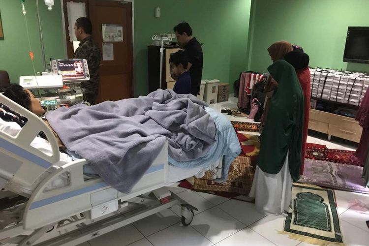 Keluarga Julia Perez menjalankan shalat berjamaah di kamar perawatan Jupe di RSCM, Jakarta, Senin (15/5/2017)