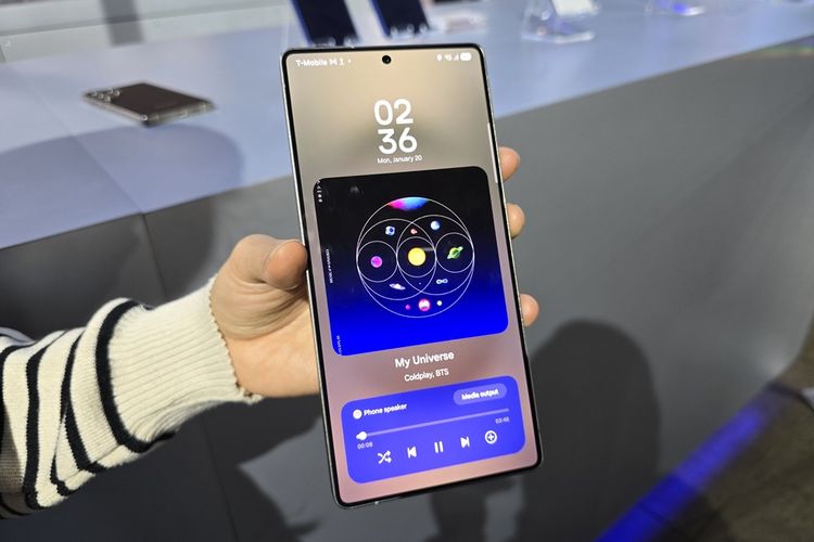 Tampilan fitur Now Bar di layar Kunci Samsung Galaxy S25 series. Now Bar adalah fitur yang akan menampilkan aktivitas penting yang sedang berlangsung di ponsel, seperti panggilan suara aktif, mode interpreter, pemutaran musik, pelacakan latihan Samsung Health, SOS, dan pengatur waktu, di tampilan layar kunci (lock screen).