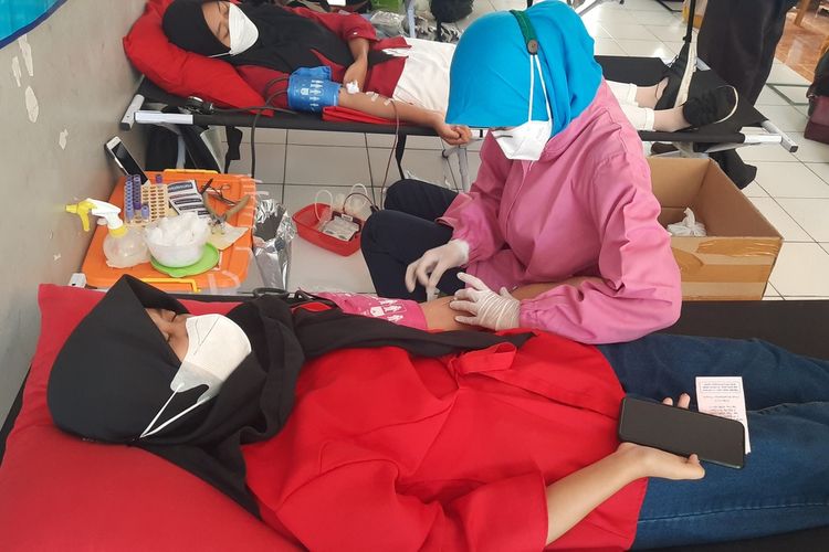 Seorang pelajar melakukan aksi donor darah di SMK N 1 Blora, Selasa (17/8/2021)