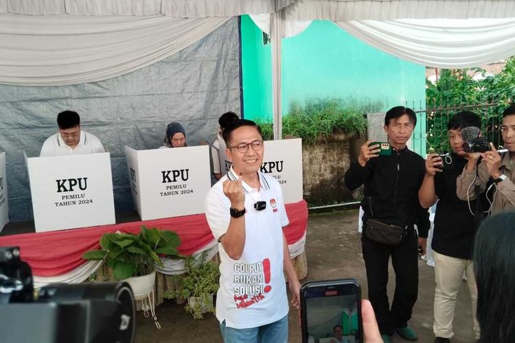Penjabat (Pj) Walikota Palembang Ratu Dewa usai mencoblos di Suara (TPS) 53 RT 47 RW 10 Kelurahan Demang Lebar Daun Kecamatan Ilir Barat 1.