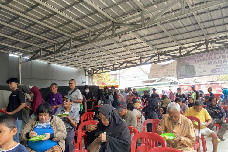 Berburu Makanan Gratis Kala Sulitnya Cari Pekerjaan di Usia Tua