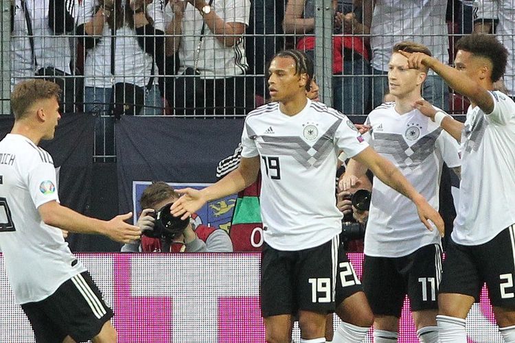 Joshua Kimmich, Leroy Sane, dan Serge Gnabry merayakan gol Marco Reus pada pertandingan Jerman vs Estonia dalam lanjutan kualifikasi Euro 2020 di Mainz, 11 Juni 2019. 
