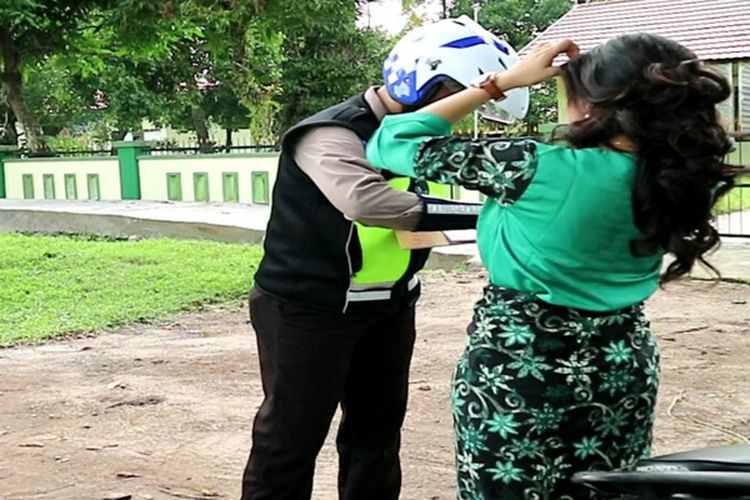 Seorang perempuan ditilang karena tidak mengenakan helm saat berkendara. Dia mengaku enggan menggunakan helm karena baru pulang dari salon.