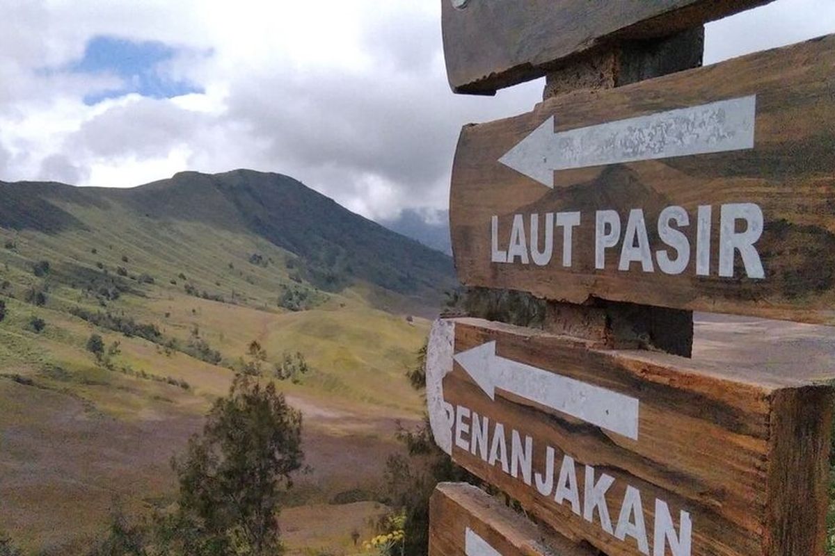 Papan penunjuk arah ke Bromo yang terpampang di Desa Ngadas, Kecamatan Poncokusumo, Kabupaten Malang, Jawa Timur. Foto diambil akhir Agustus 2020.