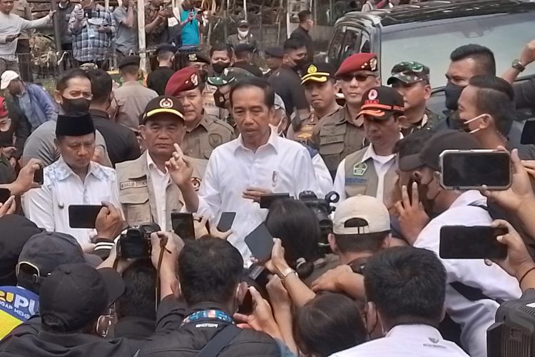 Presiden Joko Widodo meninjau lokasi terdampak gempa M 5,6 Cianjur di Desa Cijedil, Kecamatan Cugenang, Cianjur, Jawa Barat, Kamis (24/11/2022).
