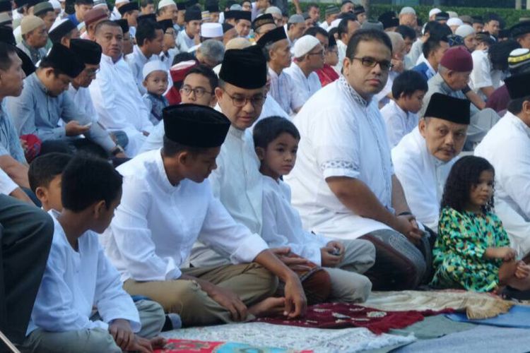 Gubernur terpilih DKI Jakarta Anies Baswedan bersama keluarga melaksanakan shalat id bersama di Masjid Al Izhar, Jakarta Selatan, Minggu (25/6/2017).