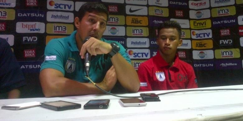 Pelatih Persipura Angel Alfredo Vera bersama Osvaldo Haay saat memberikan keterangan kepada media usai pertandingan kontra Persib Bandung di stadion Si Jalak Harupat, Kabupaten Bandung, Sabtu (12/11/2016) malam. 