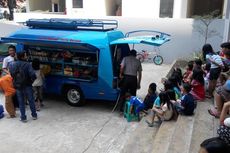 Anak-anak Relokasi Kampung Pulo Nonton Bareng di Mobil Pintar