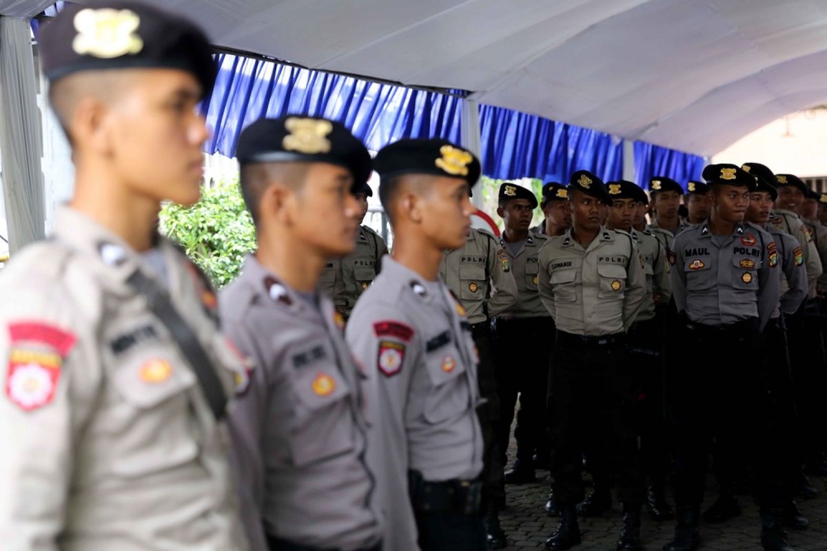 Petugas dari satuan Brimob saat melakukan pengamanan dan sterilisasi sebelum misa Kamis Putih di Gereja Katedral, Jakarta, Kamis (13/4/2017). Sterilisasi tersebut dalam rangka memberikan rasa aman kepada umat Katolik yang akan melakukan misa dalam rangkaian peringatan hari Paskah.