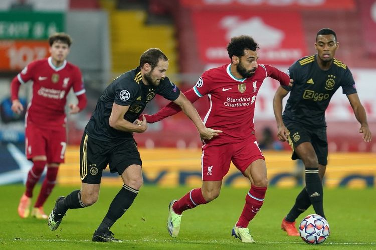 Mohamed Salah (tengah) dibayangi oleh Daley Blind (kiri) dalam laga matchday kelima Grup D Liga Champions antara Liverpool dan Ajax Amsterdam di Stadion Anfield, Selasa (1/12/2020) atau Rabu dini hari WIB. 