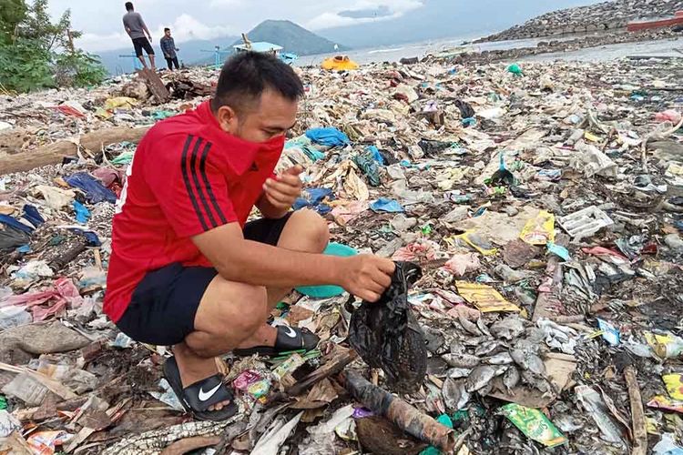 Warga Kelurahan Sasa, Kecamatan Ternate Selatan, Kota Ternate, Maluku Utara digegerkan dengan ribuan ikan mati yang terdampar di pesisir pantai, Minggu (10/9/2023).