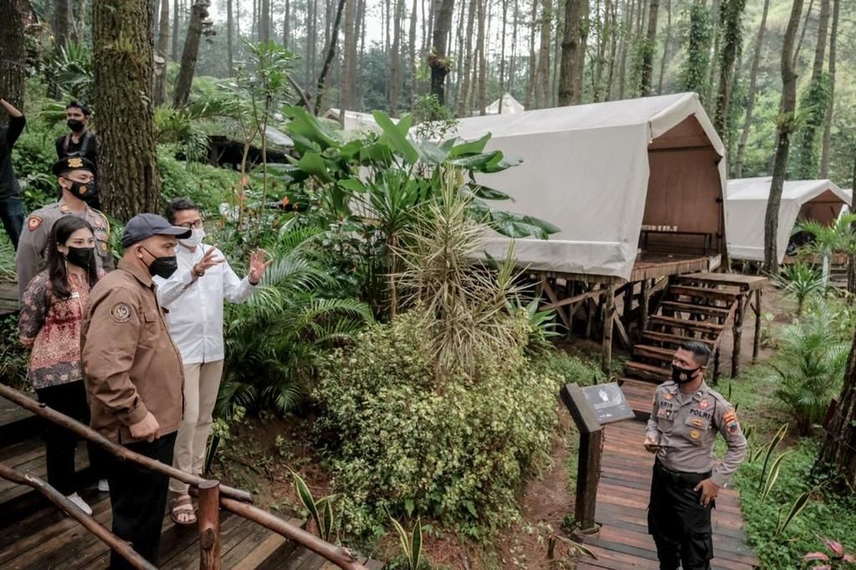 Menparekraf Sandiaga Uno saat berkunjung ke Glamping de Loano di Purworejo, Jawa Tengah yang merupakan bagian destinasi super prioritas Borobudur.