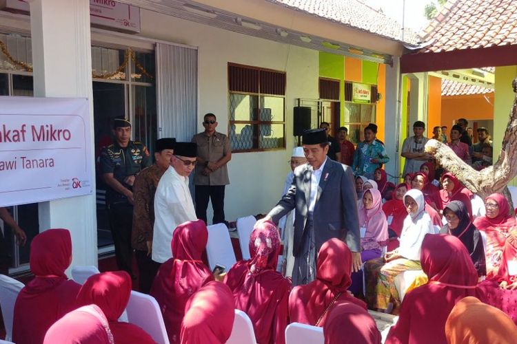 Presiden Joko Widodo mengunjungi pondok pesantren An Nawawi di Balaraja, Serang, Banten, Rabu (14/3/2018).