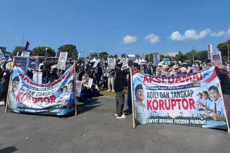 Ratusan Pekerja SPPG Demo di Alun-alun Cilacap, Minta Program MBG Berlanjut