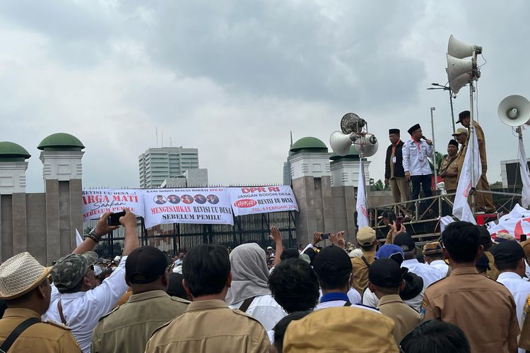 Massa Apdesi berdemo di depan Gedung DPR, Senayan, Jakarta, Rabu (31/1/2024). 