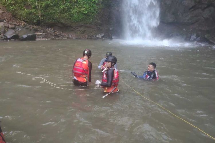 Suasana pencarian korban di TKP Air Terjun Segenter Kawasan Tahura Nuraksa Dusun Kumbi Desa Pakuan, Kecamatan Narmada Kabupaten Lombok Barat
