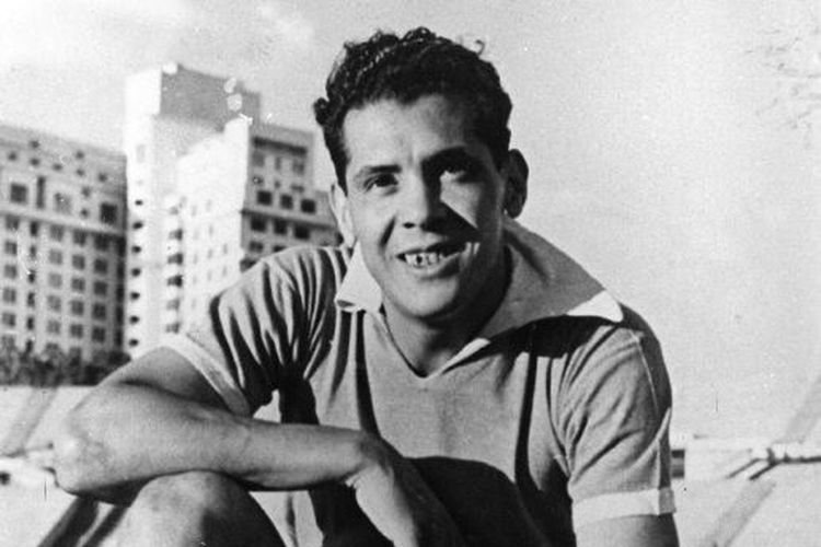 Foto tanpa keterangan tanggal yang memuat sosok kapten tim nasional Uruguay, Obdulia Varela, tengah berpose di Stadion Centenario, Montevideo. Obdulia Varela menjadi salah satu sosok yang memiliki peran penting dalam keberhasilan timnas Uruguay menjuarai Piala Dunia 1950 di Brasil.