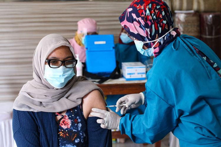 Vaksinasi covid-19 warga perumahan Griya Melati, Bogor, Selasa (15/6/2021). Pemkot Bogor sebelumnya memberlakukan karantina wilayah atau lockdown di Perumahan Griya Melati akibat 90 warga perumahan ini positif covid-19.