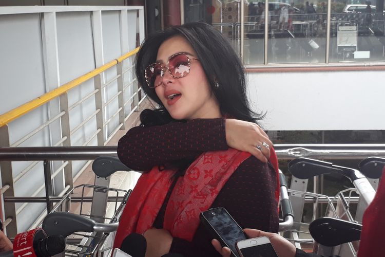 Syahrini diabadikan saat dijumpai di Bandara Soekarno Hatta, Terminal 2D, Tangerang, Banten, Jumat (23/6/2017).