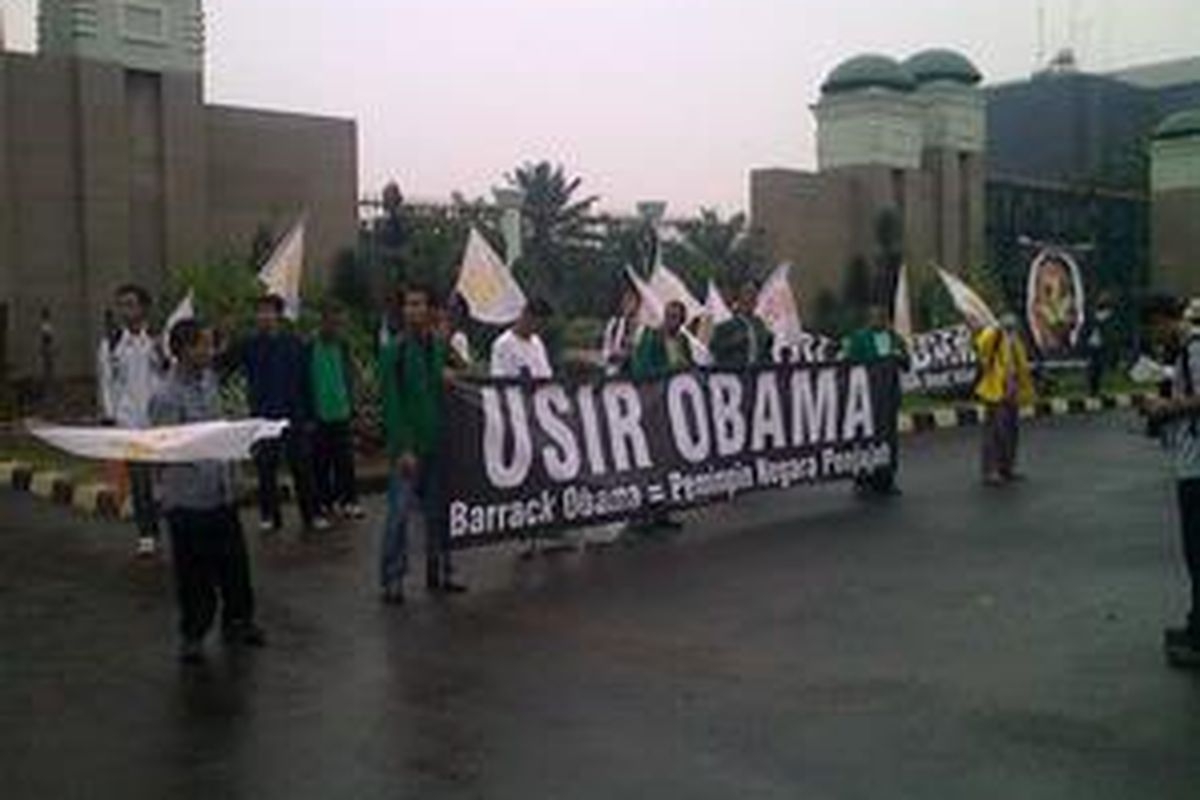 Demo menolak kedatangan Barack Obama.