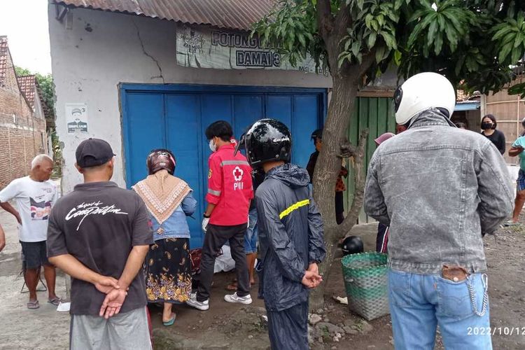 Kondisi sekitar tempat kecelakaan di jalan Sragen-Solo KM 3, Dukuh Sidoharjo, Desa Jetak, Kecamatan Sidoharjo, yang dikrumuni warga.