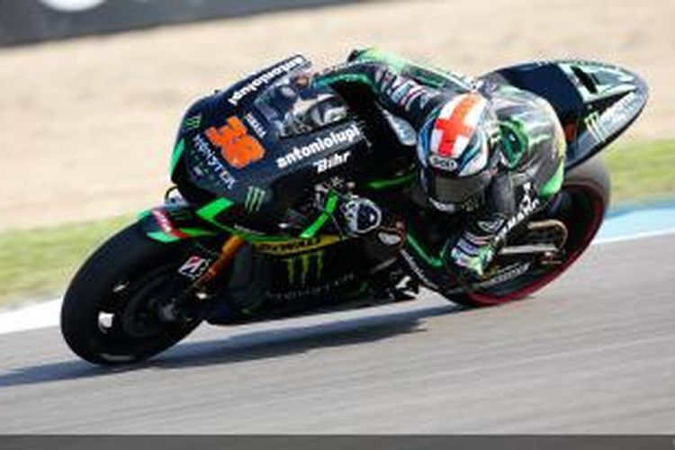 Pebalap Yamaha Tech 3 asal Inggris, Bradley Smith, membalap di Sirkuit Indianapolis Motor Speedway pada sesi kualifikasi GP Indianapolis, Sabtu (9/8/2014).