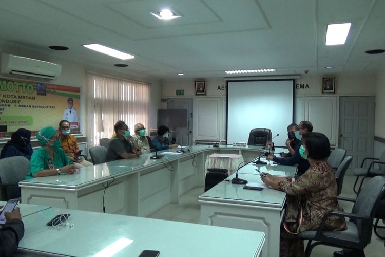 Ombudsman RI Perwakilan Sumatera Utara mendatangi RS Pirngadi Medan untuk meminta klarifkasi prosedur pelayanan medis di sana, Sabtu (29/5/2021). (KOMPAS.com/DANIEL PEKUWALI)