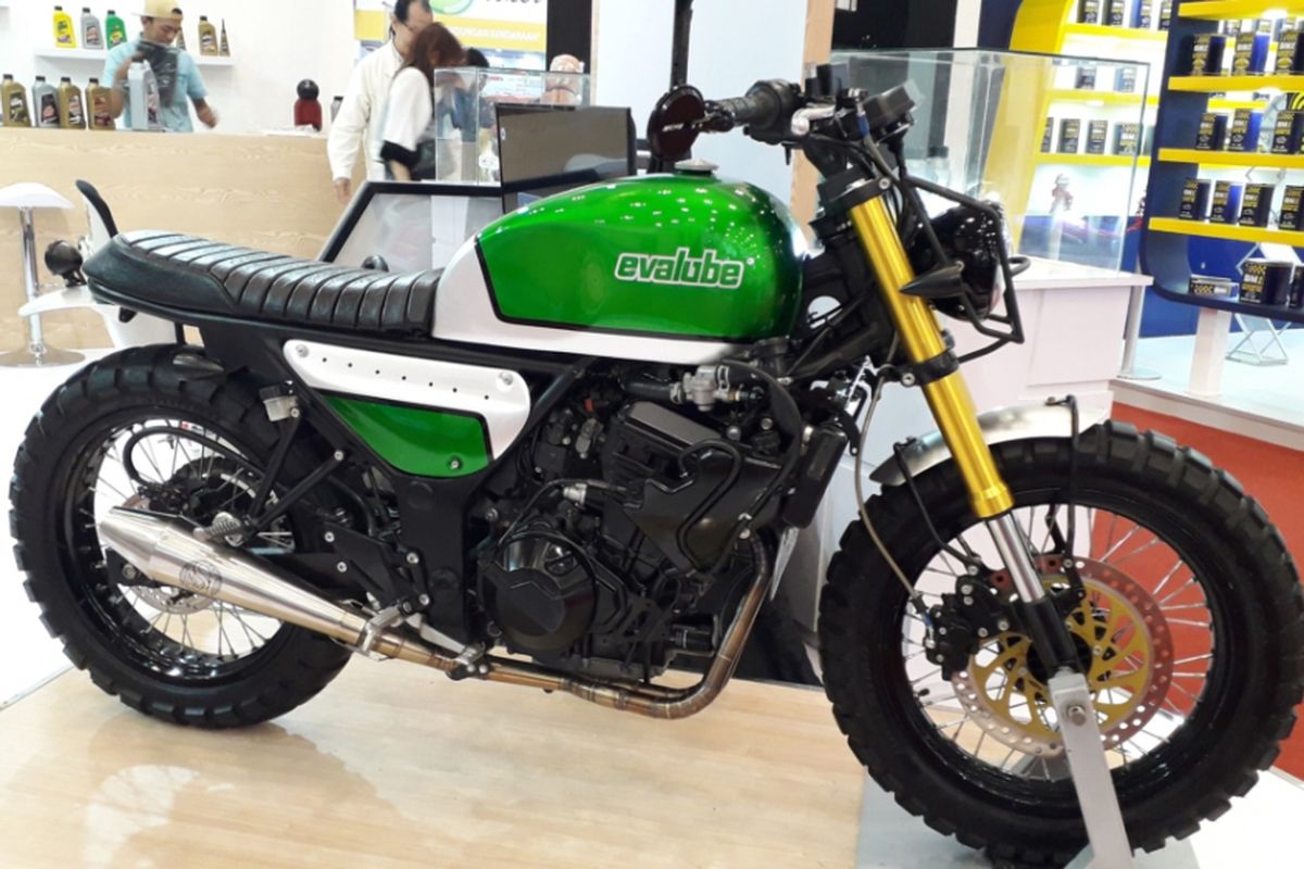 Kawasaki Z250 bergaya scrambler yang dipajang di booth Evalube selama pameran GIIAS 2018 di ICE, BSD City, Tangerang.