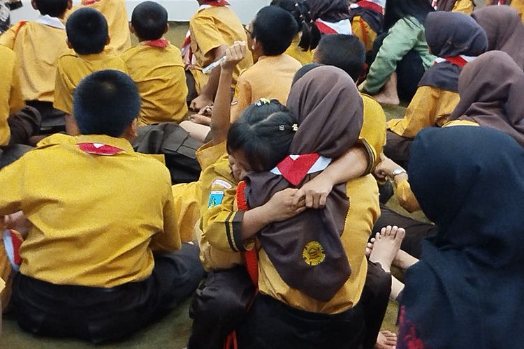 Naura dan Suci, siswa sekolah rakyat Banyuwangi tengah berpelukan.