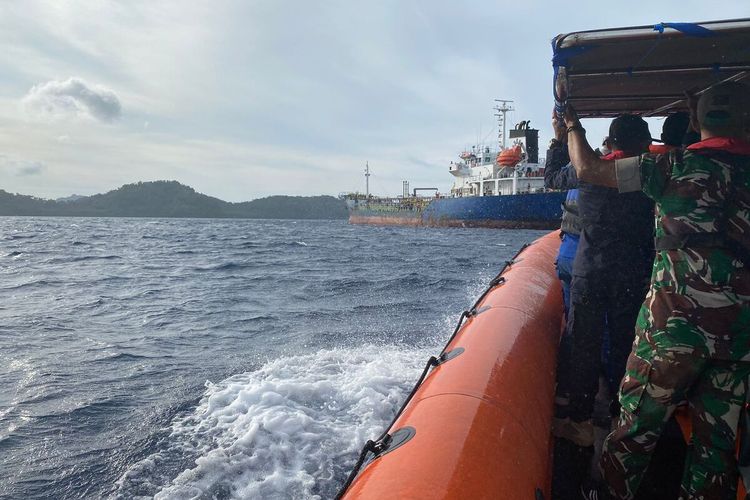Seorang nelayan di Kecamatan Banda, Kabupaten Maluku Tengah ditemukanterombang ambing oleh sebuah kapal tangker pengangkut BBM saat sedang melintas di peraiaran laut banda, Minggu (12/2/2023)