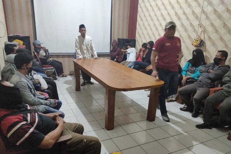 Sejumlah pasangan bukan suami istri yang terjaring razia polisi di kamar hotel diberikan tausiah oleh seorang ustadz setelah mendapatkan pembinaan dari Kasat Reskrim Polres Tegal AKP Gunawan Wibisono, di Mapolres Tegal, Sabtu (14/12/2019)