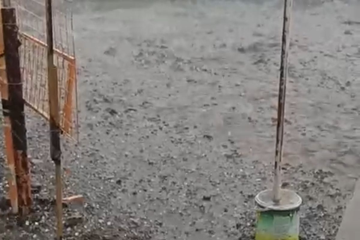 Hujan es berbentuk butiran-butiran kecil di kawasan Gunung Kelud di Kabupaten Kediri, Jawa Timur, Kamis (31/10/2024).