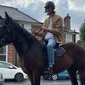 Video Viral Pengendara Kuda Ejek Antrean Kendaraan saat BBM Langka