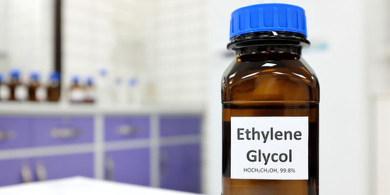 Ilustrasi etilen glikol, fungsi etilen glikol, etilen glikol berbahaya. Ethylene glycol atau etilen glikol adalah zat kimia yang bisa berbahaya jika digunakan dengan cara tidak tepat.