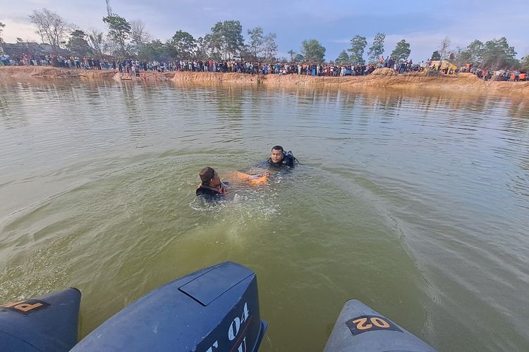 Evakuasi AZ, pelajar SMP yang tewas tenggelam di Kolong Temberan Pangkalpinang, Babel, Minggu (19/11/2023).
