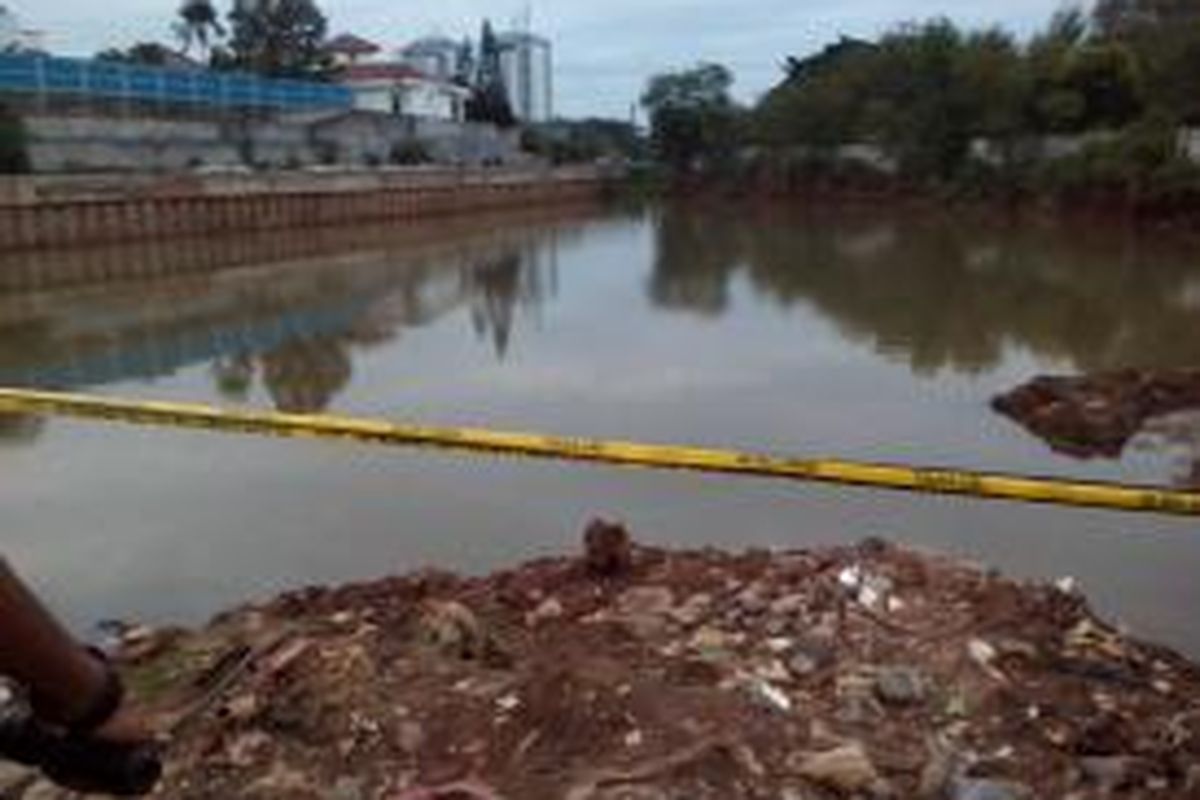 Lokasi kejadian tenggelamnya empat anak di Kali Bedek, Kedoya, Jakarta Barat, Minggu (30/11/2014)
