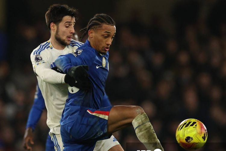 Perebutan bola Ilia Gruev (kiri) dengan Joao Pedro (kanan) dalam pertandingan sepak bola Liga Inggris antara Chelsea vs Leeds United di Stamford Bridge di London pada 10 Februari 2026. (Foto oleh Adrian Dennis / AFP) 