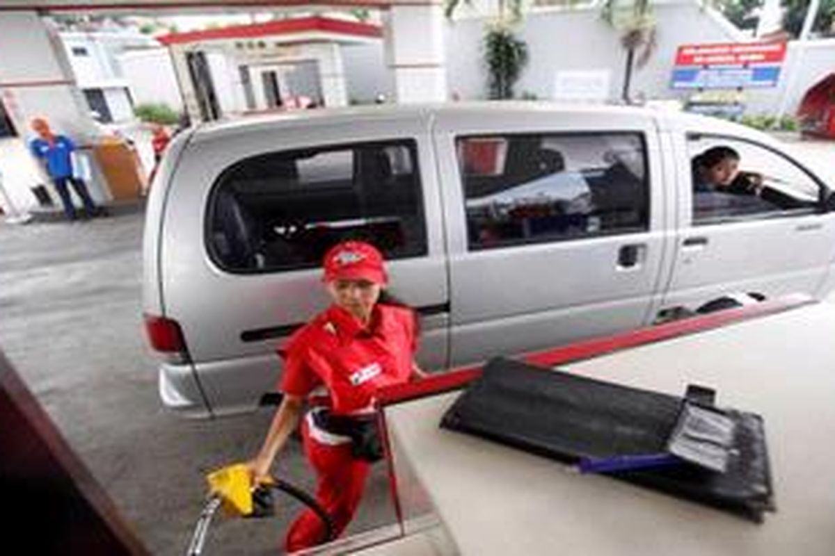 Petugas melakukan pengisian bahan bakar minyak (BBM) ke kendaraan konsumen di SPBU di Jalan Terogong Raya, Jakarta Selatan, Rabu (14/3/2012). Pemerintah terus melakukan pembahasan termasuk dampak sosial ekonomi tekait rencana kenaikkan BBM subsidi per 1 April mendatang. 