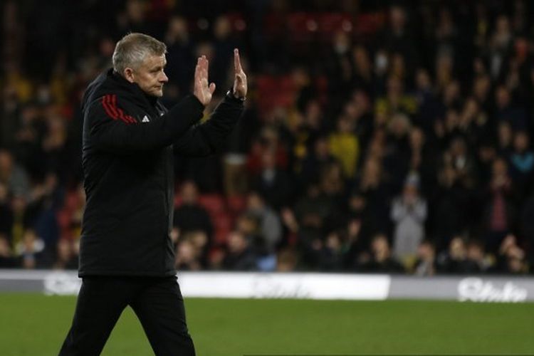 Pelatih Manchester United Ole Gunnar Solskjaer meminta maaf kepada para fans setelah Setan Merah kalah 1-4 di kandang Watford pada laga lanjutan Liga Inggris, Sabtu (20/11/2021).