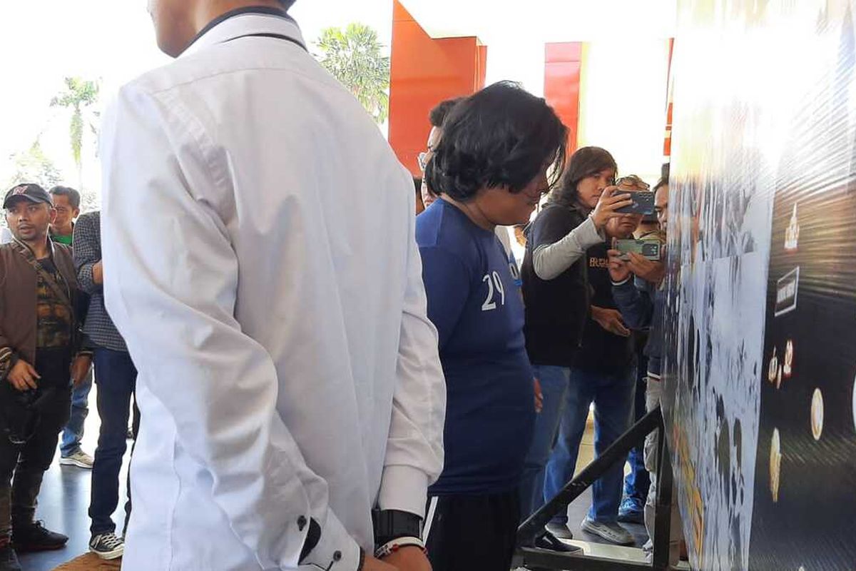 RFA (30) pelaku penjambretan seorang anak perempuan di Komplek Taman Cibaduyut Indah (TCI) III Desa Cangkuang Kulon, Kecamatan Dayeuhkolot, Kabupaten Bandung, Jawa Barat saat digiring di Mapolresta Bandung, Soreang pada Senin (14/8/2023)