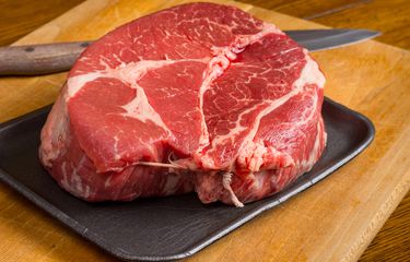 Chef renata memasak steak, suhu awal 30°c dipanaskan hingga 60°c. kenaikan suhu steak yang dimasak c