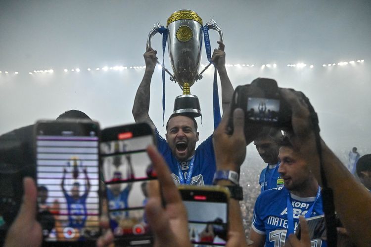 Kapten Persib Bandung Marc Klok angkat trofi piala Liga 1 2024-2025 di Stadion Gelora Bandung Lautan Api (GBLA), Sabtu (24/5/2025). 