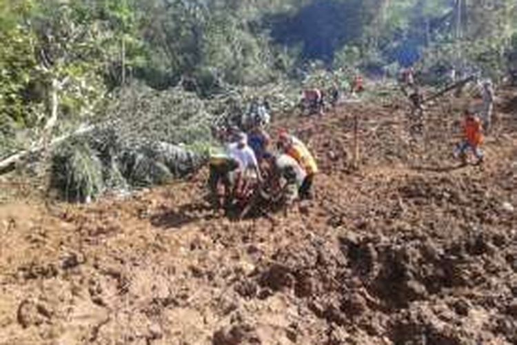 Relawan kembali menemukan tujuh korban tewas dilokasi longsor didesa Donorati, Kecamatan Purworejo dan Desa Caok, Kecamatan Loano, Purworejo, Senin (20/6/2016).