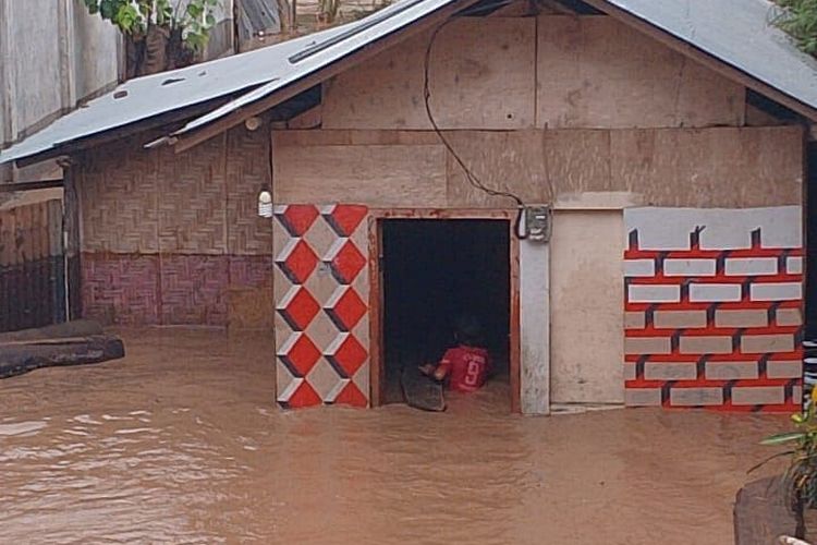 Tampak banjir merendam permukiman warga di Kabupaten Dompu, Nusa Tenggara Barat (NTB), Senin (4/12/2023).