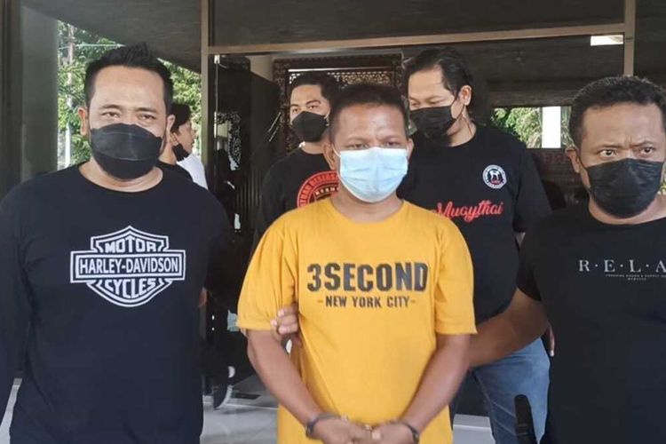 Pelaku pembunuhan, Agus Supriyanto (37) saat digelandang di Mapolrestabes Semarang, Senin (25/10/2021).